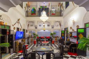 A television and/or entertainment centre at Riad La Porte d'Or & SPA Még 37 kép