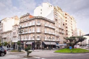 um grande edifício na esquina de uma rua em Céntrico Apartamento Vigo- Oporto Luxury em Vigo