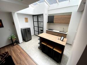 a kitchen with a counter and a refrigerator at Hermoso Apartaestudio Duplex cerca a Unicentro in Pasto