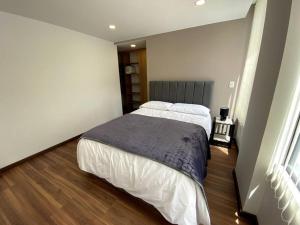 Un pat sau paturi într-o cameră la Hermoso Apartaestudio Duplex cerca a Unicentro