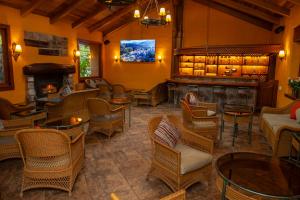um restaurante com cadeiras e mesas e um bar em Termas de Papallacta em Papallacta