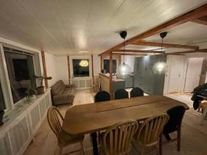 sala de estar con mesa de madera y sillas en Byhus-lejlighed med sjæl og privat gårdhave, en Hurup
