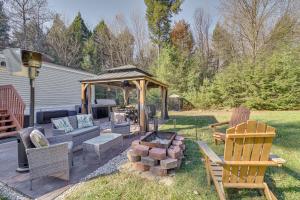 einen Hinterhof mit einem Pavillon und einer Feuerstelle in der Unterkunft Northville Cabin with Fire Pit, 4 Mi to Boat Ramp! in Northville