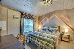 - une chambre avec un lit et une table dans l'établissement Northville Cabin with Fire Pit, 4 Mi to Boat Ramp!, à Northville