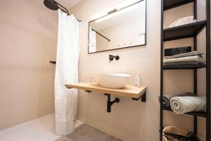 LangenthalにあるFerienapartment Am Gaulsbachの洗面台と鏡のあるバスルーム +16枚の写真