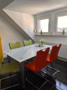 een eetkamer met een witte tafel en stoelen bij Zimmer im Zentrum - in der Nähe zum Hauptbahnhof in Paderborn