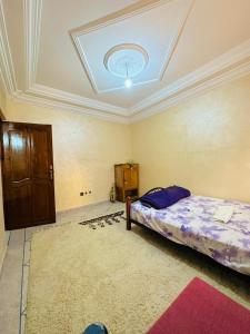 1 dormitorio con cama y techo en Atlantic house, en Tamraght Ouzdar