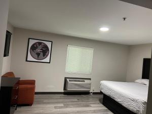 a bedroom with a bed and a window at High Falls Inn & Suites in High Falls