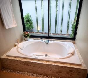 Koupelna v ubytování Horizon Vista Pool Villa Family Retreat Bangtao + 25 fotografií
