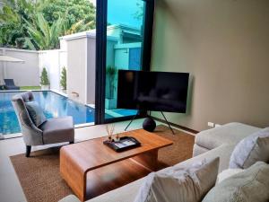 Bazén v ubytování Horizon Vista Pool Villa Family Retreat Bangtao nebo v jeho okolí