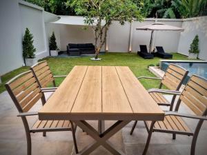Posezení v ubytování Horizon Vista Pool Villa Family Retreat Bangtao