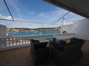 balcone con sedie e vista sull'acqua di Sea Front Sophia Porto Rafti a Porto Rafti
