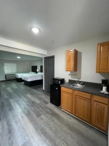 una camera con cucina e una camera con letto di High Falls Inn & Suites a High Falls