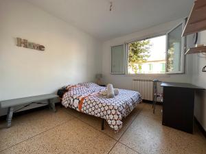 - une chambre avec un lit, un bureau et une fenêtre dans l'établissement Chambres dans Grand Appartement - Centre-ville, à Montpellier