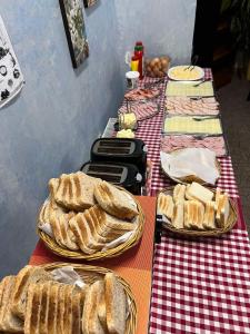 una mesa con pan y platos de comida. en Aladin Praha, en Praga