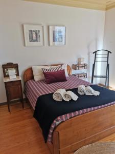 托馬爾的住宿－Casinha de Sao Gião，一间卧室配有一张床,上面有两条毛巾