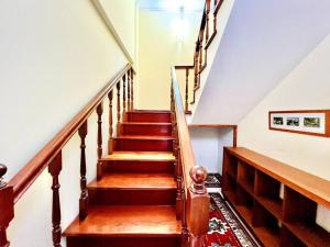 uma escada numa casa com degraus de madeira em Casa Amarela by Your Madeira Rentals em Ponta do Sol