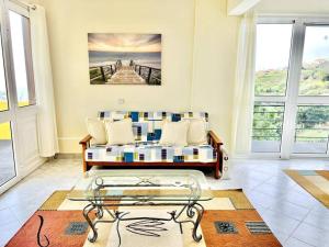 uma sala de estar com uma cama e vista para uma ponte em Casa Amarela by Your Madeira Rentals em Ponta do Sol