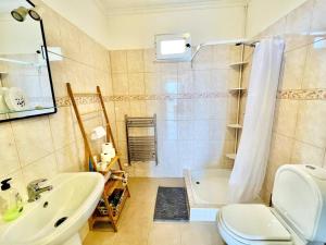 uma casa de banho com um lavatório, um WC e uma banheira em Casa Amarela by Your Madeira Rentals em Ponta do Sol