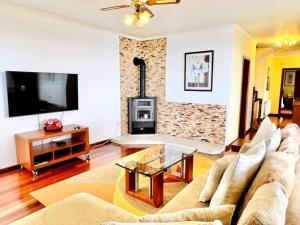 uma sala de estar com um sofá e uma lareira em Casa Amarela by Your Madeira Rentals em Ponta do Sol