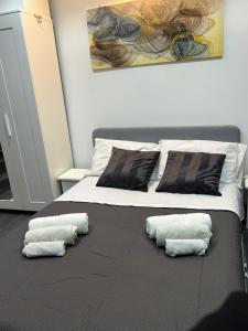 Fra Mauro Home في كاتانيا: غرفة نوم عليها سرير وفوط