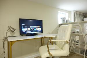 TV a/nebo společenská místnost v ubytování Best EWR Airport Studio-Hot Tub-Free Parking