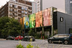un edificio con un gran anuncio a su lado en Sonder Maisonneuve, en Montreal