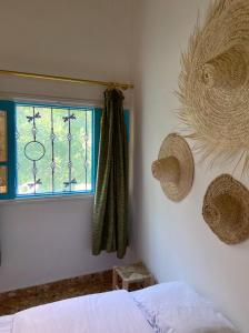 sypialnia z oknem i łóżkiem oraz oknem w obiekcie Kasbari House w mieście Taghazout