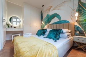 1 dormitorio con 1 cama grande con almohadas azules en City Lights Mostowa 6, en Cracovia