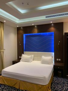 Un pat sau paturi într-o cameră la فندق كوثر الورد