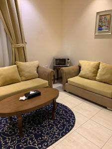 Ein Sitzbereich in der Unterkunft فندق كوثر الورد