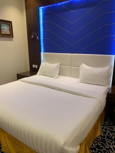 En eller flere senge i et værelse på فندق كوثر الورد