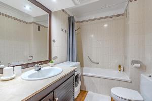 a bathroom with a sink and a tub and a toilet at Albatros Comfort Home in San Miguel de Abona