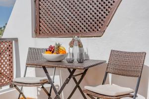 einen Tisch mit einer Obstschale auf einer Terrasse in der Unterkunft Albatros Comfort Home in San Miguel de Abona