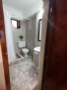La salle de bains est pourvue de toilettes et d'un lavabo. dans l'établissement Espacio Verde, à Salta