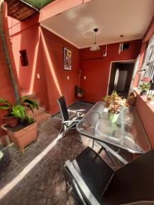 a table and chairs in a room with red walls at Espacio Verde in Salta
