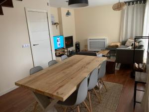 een woonkamer met een houten tafel en stoelen bij Peña Telera in Sabiñánigo