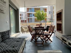 patio con mesa y sillas en el balcón en Peña Telera, en Sabiñánigo