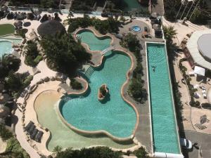 una vista aérea de una piscina en un complejo en Gibraltar Luxury with Rooftop Pools & Views en Gibraltar