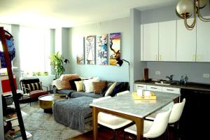uma sala de estar com um sofá e uma mesa em LES is MORE stunning views! em Nova Iorque