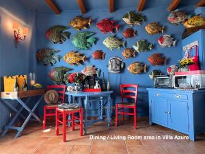 Habitación con una pared azul con placas de pescado. en VillaRentalKoufonisiGreece en Koufonisia