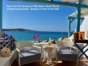 庫福尼夏島的住宿－VillaRentalKoufonisiGreece，一张桌子和椅子,享有海景