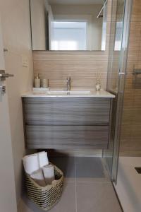 ein Badezimmer mit Waschbecken und Spiegel in der Unterkunft La Casa Costera Càlida in San Pedro del Pinatar