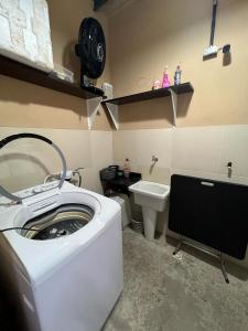 STUDIO 201 | WIFI 600MB | RESIDENCIAL JC, um lugar para ficar.的一间浴室