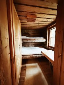 a small room with two bunk beds in a cabin at Chalet Luoston Lustitupa 3 in Luosto