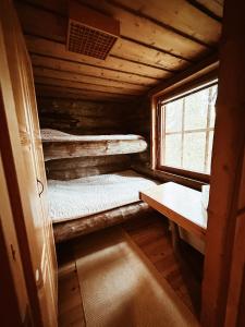 a small room with two bunk beds in a cabin at Chalet Luoston Lustitupa 3 in Luosto