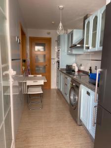una cocina con lavadora y secadora. en Apartamento del Toyo, en Almería