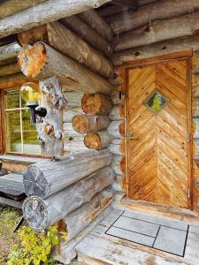 a log cabin with a door and a window at Chalet Luoston Lustitupa 3 in Luosto