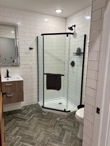 uma casa de banho com um chuveiro e um WC. em Collect3 2BR 1BA Close to Train and NYC em Newark