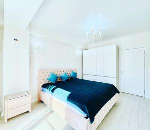 een slaapkamer met een groot bed met blauwe lakens bij Rent Apartament 2 camere Chirie in Chişinău